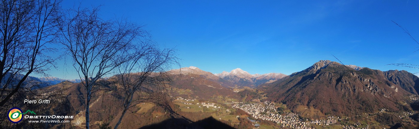 42 Ampio panorama da Dossena a sx e Serina a dx con Menna-Arera-Grem-Alben.jpg